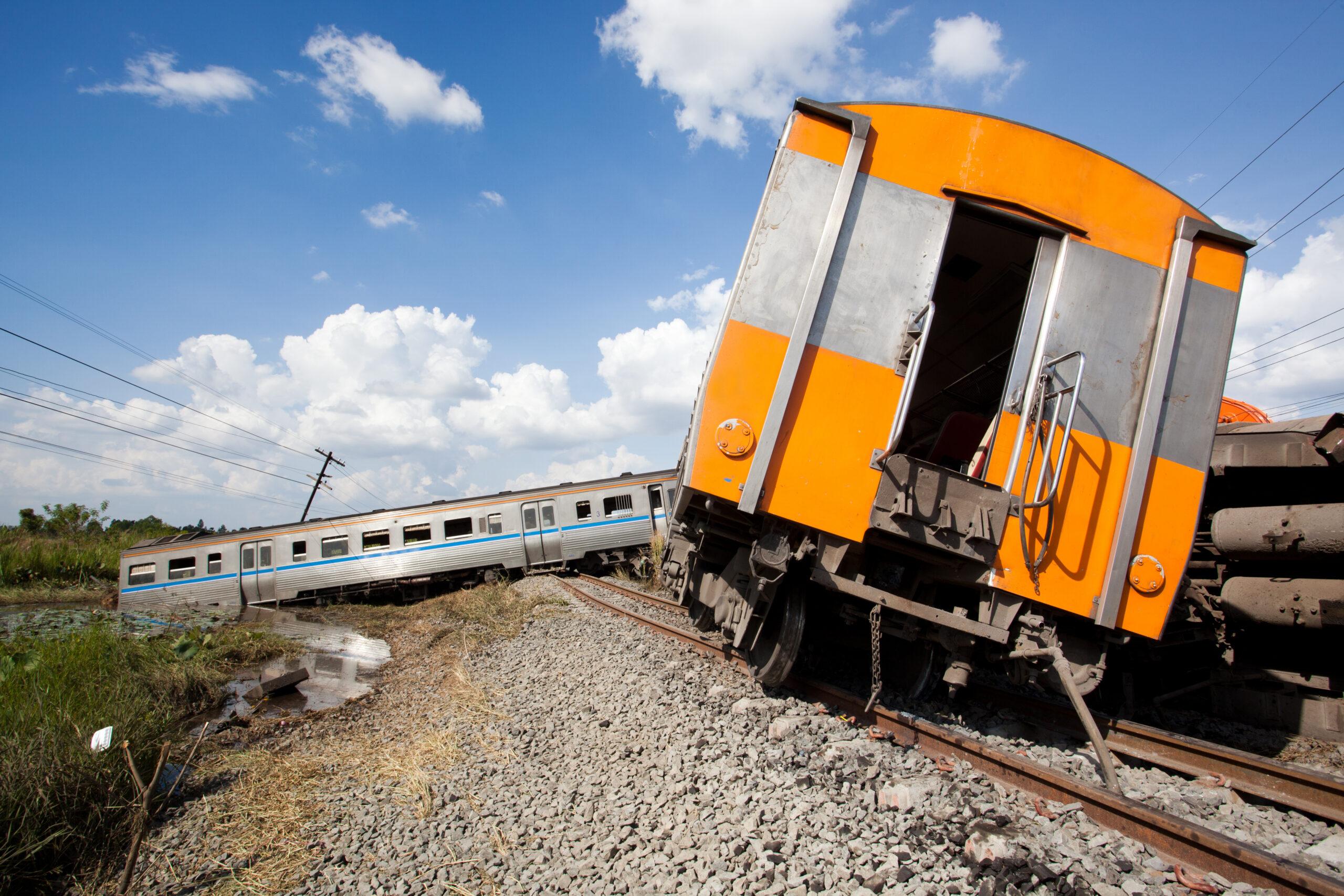 a train derailed from tracks